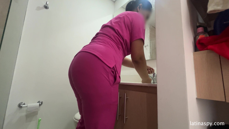 Latinaspy: Služka s obrovským zadkem čistí Apt Pak honí svého šéfa část 2
