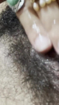 [rakaman dekat] Dewi Arab Latina menjolok pepek berbulunya sendiri hingga orgasme