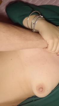 Jag knullar min styvmamma i missionären, hon vill ha en intern spermasprut i sin stora fitta