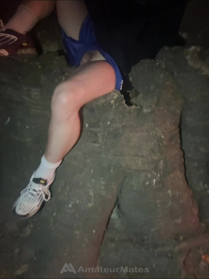 AmateurMates: 业余男孩的鸡巴和光滑的球暴露在他公园里休息