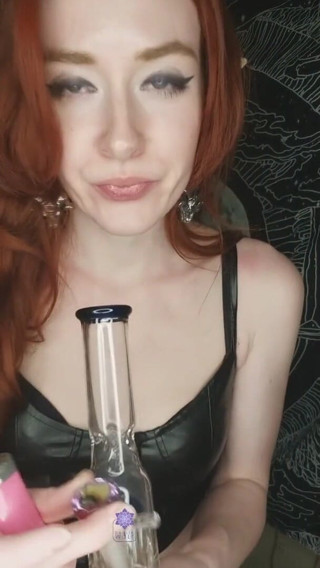 Dahlia Wolf: Seksi elf sigara içiyor
