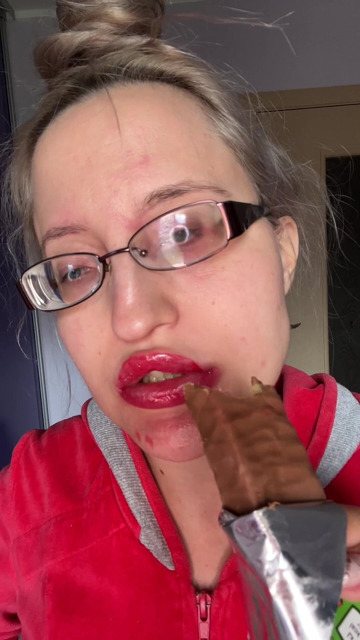 FinDom Goaldigger: Gergasi Dengan Bibir Besar, Cermin mata besar, Snickers Protein Bar