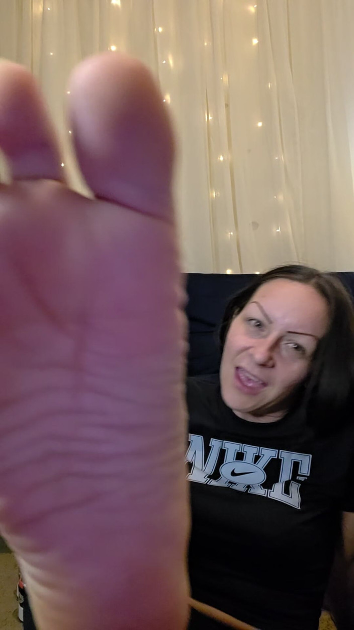 Raven Willow: Cuidado cheirando meus pés pútridos