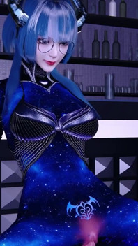 3 boyutlu büyük memeli sürtük cosplay modeli yeni mükemmel dövmesini gösteriyor