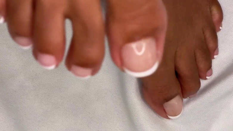 Pink Foxx: Pink Foxx Wiggles Toes com pedicure francesa