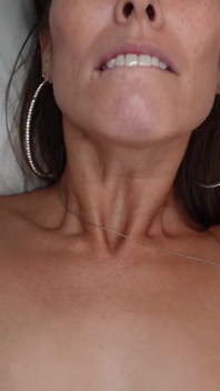 Atrapas a tu sexy madrastra asiática Christy Love masturbándose