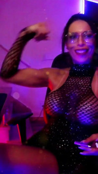 Brazilian Brunette Live: a Presence That Captivates