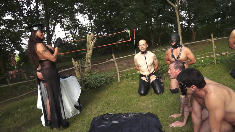 BDSM Deutschland: Pissen Trinkende Männliche Sexsklaven, Peitschen Von Herrin