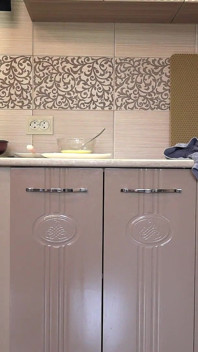 Istri dewasa menyiapkan sarapan dan kamera keamanan mengawasinya. Pantat besar dengan celana dalam putih di bawah jubah pendek