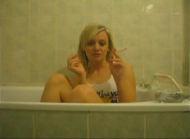 Femdom Austria: Blond suka w wannie pali papierosy