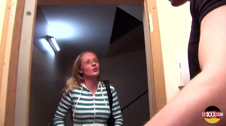 123XXX - 100% Amateurs: This Blonde Loves Bouncing on a Hard Cock