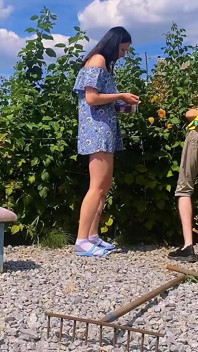 Ett riktigt par hade en stuga i trädgården bland buskarna
