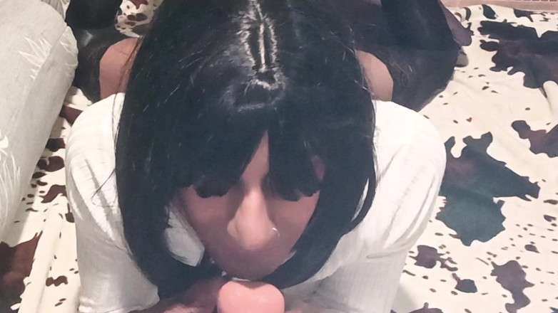 Ombunny: Transsexuală obraznică cu ochi lucioși venerează pula cu Biblia în fundal