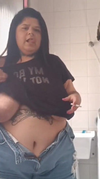 Kurvige bBW in einem mutigen moment, vertrauen, kurven & rauch