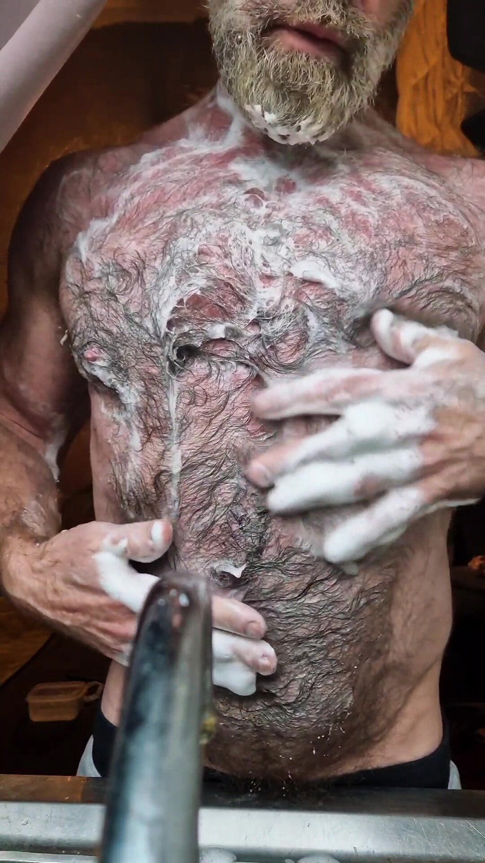 JackvanDean: Oso muscular peludo se enfría
