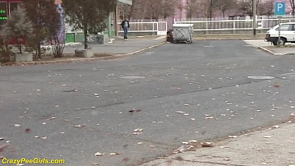 Crazy pee girls: Une jeune fille pisse dans la rue