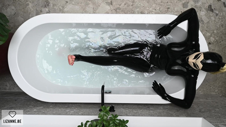 Lizanne: 욕조의 Latexdoll