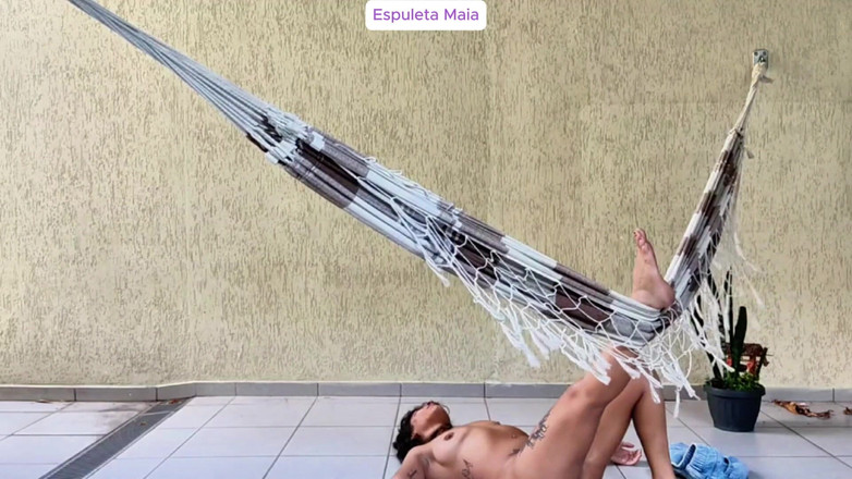 Espuleta: Heiße brünette zeigt sich im garten und masturbiert auf der...