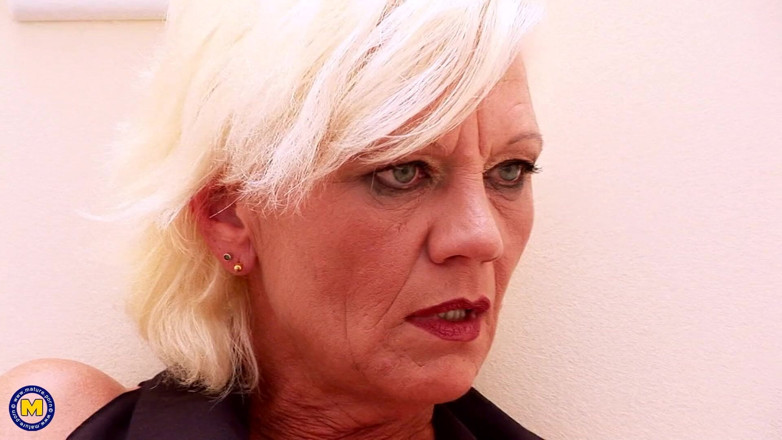 Mature NL: Horny Housewife Looks Through a Gloryhole