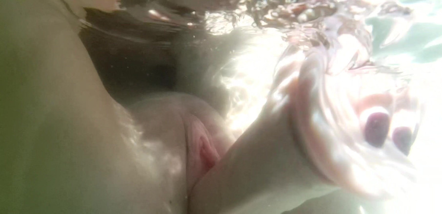 AnnaReyBlonde: *anna Rey* पानी के नीचे खिलॉय प्ले