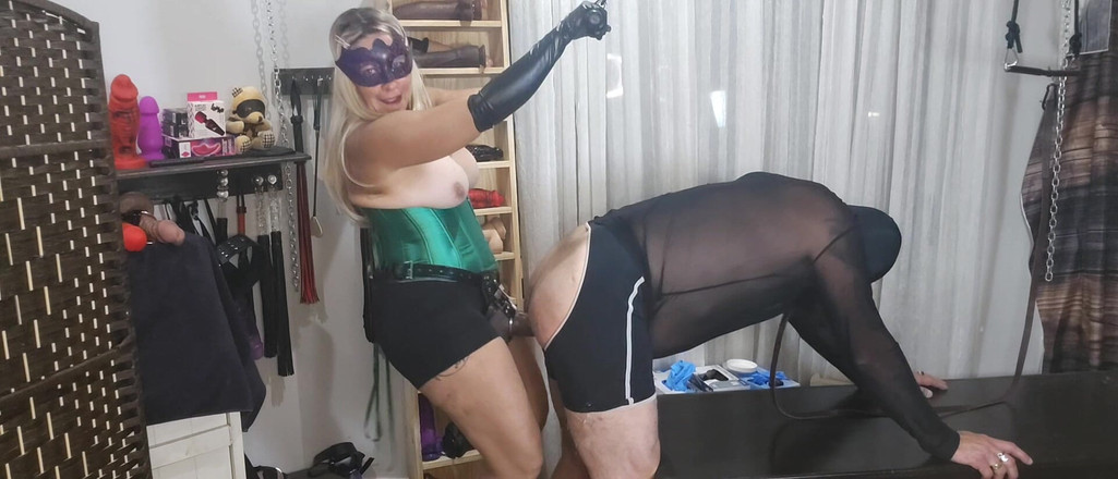 Blondies Pegging Center: Herrin Blondie Fickt Seinen Arsch Mit Einem Riesigen Schwanz