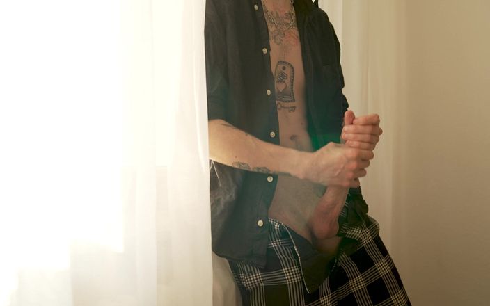CedricDickery: Chico tatuado acaricia su enorme polla después de la clase...