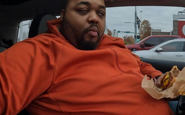 Blk hole: マクドナルドを食べる小さな車に乗った太った男。