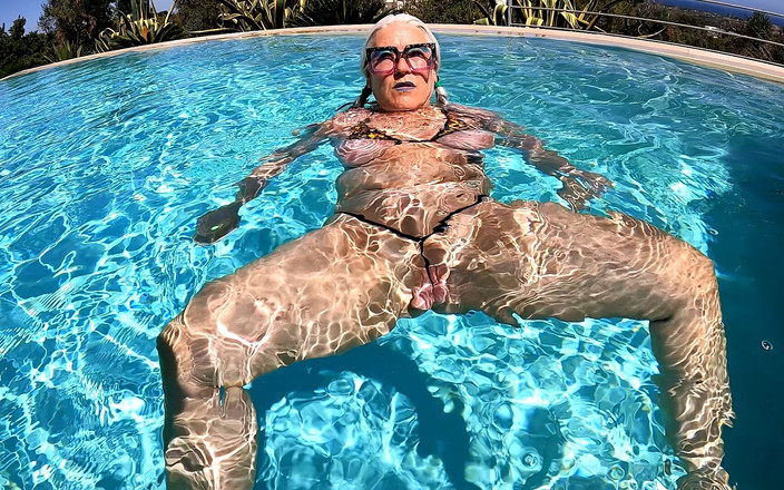 Hotvaleria: Čůrání v mikrobikinách