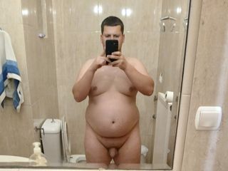Hot Giannis: Garoto adulto entediado no banheiro e brincando com seu corpo