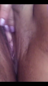 Seksi sıkı elbise ve ateşli amcık beni çok azgın bıraktıkları ve yarak istedikleri için kendime çok zevk veriyorum