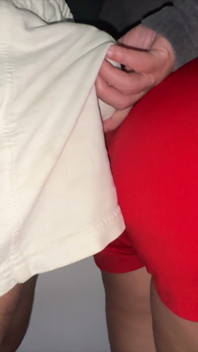Big-assed Woman rör vid en främlings upprätt kuk.