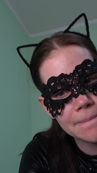 Mulher-gato Brincando Com Um Rato Em POV