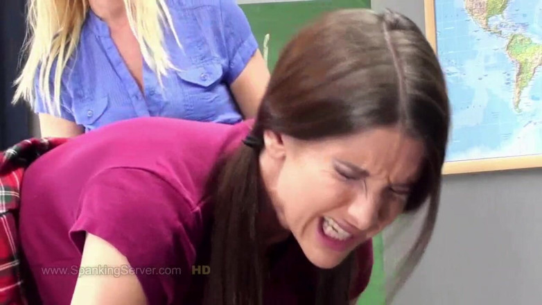 Spanking Server: Mariana com cinta-caralho
