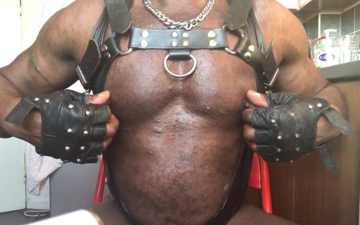 Black mature kinky muscle: Preto maduro musculoso cinto de couro látex singlet tit play