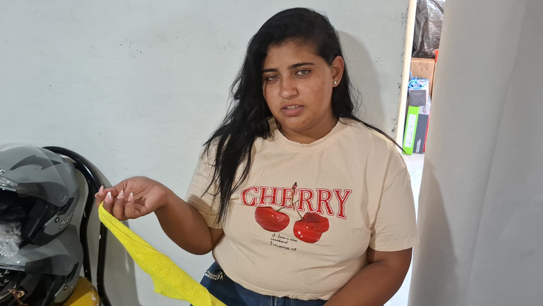 SugarPose: Une Soubrette À Gros Cul Nettoie La Maison D’un Client