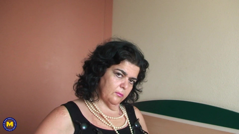 Mature NL: İspanyol büyük güzel ev hanımı kendini parmaklıyor