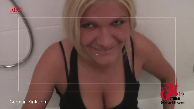 German Kink: देखने का बिंदु बाथरूम में पेशाब एक्शन