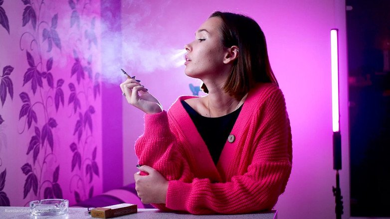 Russian Smokers: Hravá ruská kráska kouří cigaretu venkovní škádlení