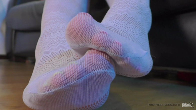 Mistress Legs: Picioarele stăpânei tachinând pula în plasă albă