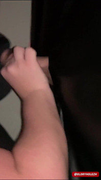 19歳は男から彼の最初のフェラチオを取得し、2つの負荷を与えます。