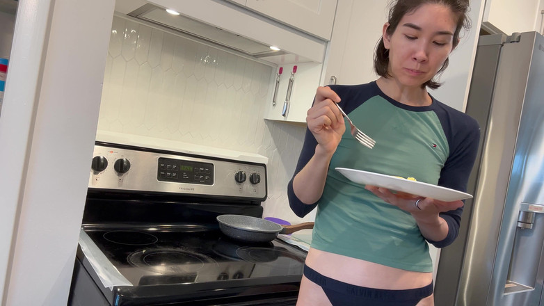 Ms_Emmy_Lynn: Подруга: Делает яйцо-яйцо