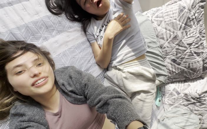 scarlettandc: Ми з сусідом граємо в жіночу боротьбу з ногами, лоскотання та стискання