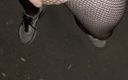 Apomit: Nachtwandern in strumpfhosen Nahe Straße teen junge blankziehen ohne hose.