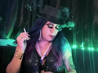 Smoking fetish lovers: Holly lagi asik merokok