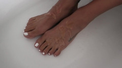 CALLIE ROKS: Fetish kaki sabun pejuh dipuja di bak mandi