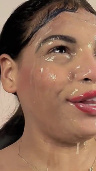 Beste Brüste auf der Plattform in einer intensiven, schlampigen Deepthroat-Szene