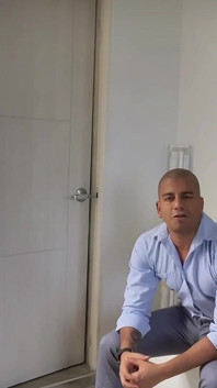 O proprietário vem para pegar o aluguel e fode você por ser pobre