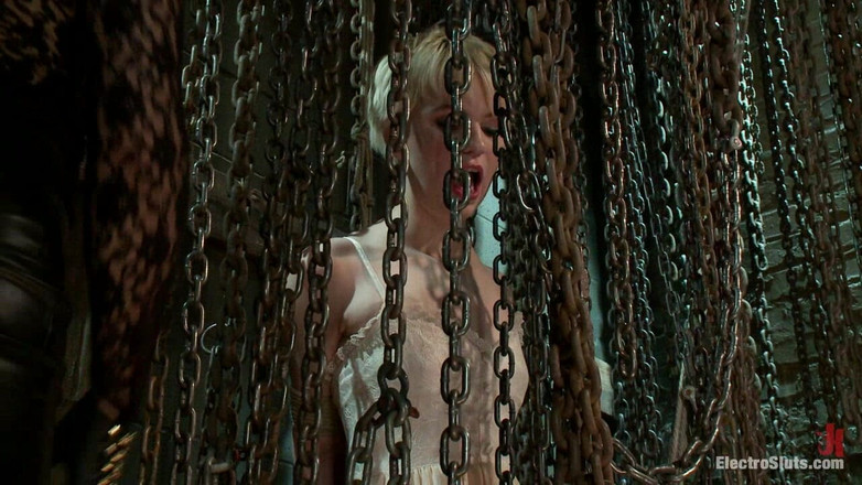 Electrosluts by Kink: इलेक्ट्रिक जंजीर उसे बंदी रखती है