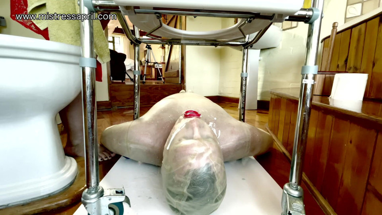 Mistress April: Dominatrix mistress April - ранкові обов'язки рабів