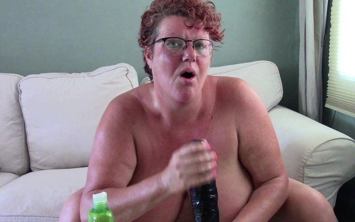 CurvyMindy: Sama doma a baví se s obrovským velkým černým pérem